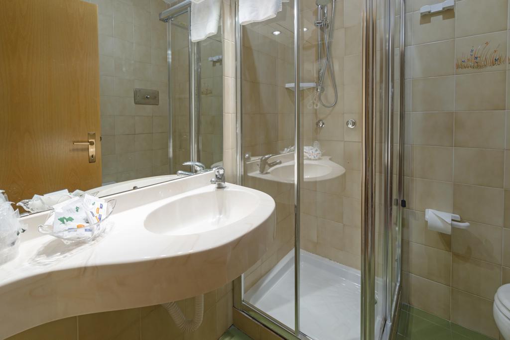 Hotel Bavaria เลวิโกแตร์เม ภายนอก รูปภาพ